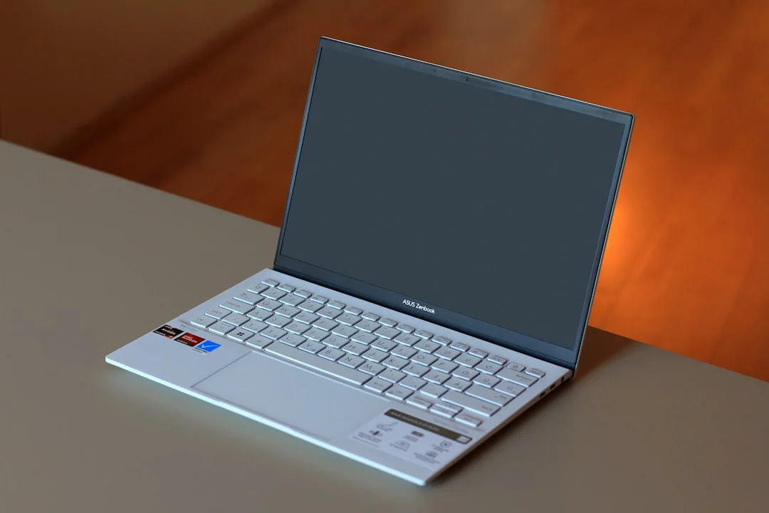 innovative Vue en plongée d’un bureau de travail élégant avec deux écrans, un clavier, une souris et des accessoires modernes.