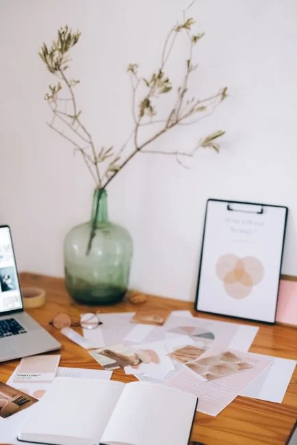 Un bureau élégant et épuré présentant des appareils Apple : iMac, MacBook et iPad.